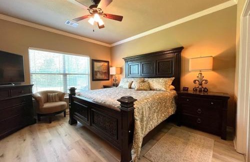 College Station House | King Suite, 2 Bed 2 Bath, Sleeps 6