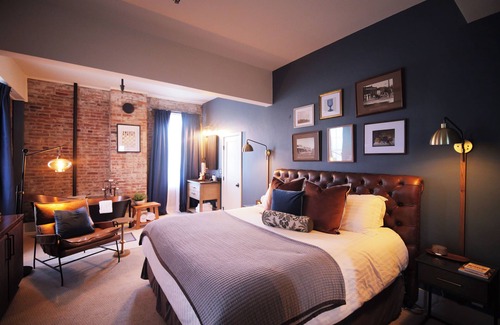 Jacksonville Hotel | King suite at The Jacksonville Inn Features luxurious soaking tub in room.