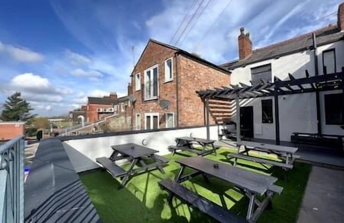 Offerton Apartment | King Suite close to Manchester City Centre, R3