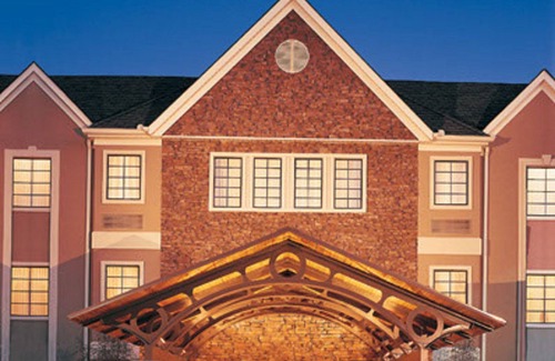 Rochester Condo | King Suite Close to Mayo Clinic! Free Breakfast. Pool & Hot Tub.