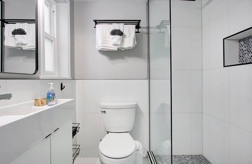 Bay Esplanade Condo | King Suite Condo with bath