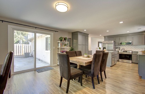 Vancouver House | King Suite family friendly house 15 mins to PDX