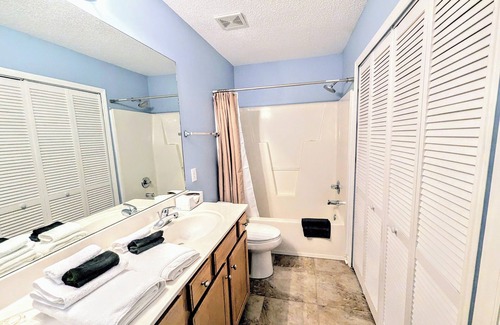 Greensboro House | King Suite, Fast Wi-Fi, Great for Long Stays, Pool, Near GSO Colleges & Coliseum