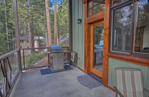 Yosemite West House | King Suite for Active Couples Inside Yosemite Gate, Your Basecamp for Adventure!