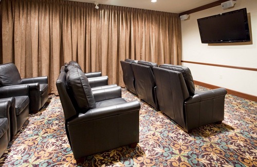 Oconomowoc Condo | King Suite. Free Breakfast. Pool. Gym. Great for Business Travelers!
