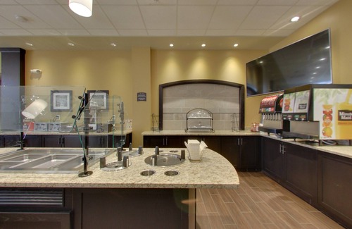 Madison Condo | King Suite. Free Breakfast. Pool with a Slide. Close to Olbrich Botanical Gardens!