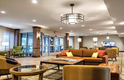 Marquette Condo | King Suite. Free Breakfast Buffet. Downtown Marquette. Close to Northern Michigan University!