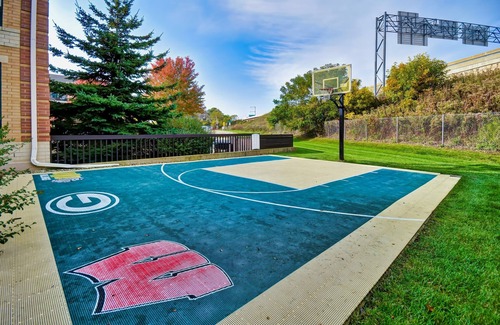 Middleton Condo | King Suite | Free Breakfast. Pool and Hot Tub