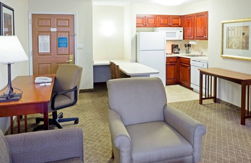 Cranbury Condo | King Suite. Free Breakfast Buffet. Pool. 20 Minutes to Princeton.