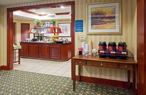 Cranbury Condo | King Suite. Free Breakfast Buffet. Pool. 20 Minutes to Princeton.