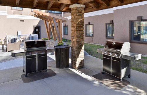 Weldon Spring Heights Condo | King Suite. Free Breakfast. Pool & Gym. Your Next Trip!