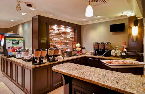 Madison Condo | King Suite. Free Breakfast. Pool. Near UW-Madison!