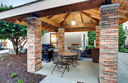 Madison Condo | King Suite. Free Breakfast. Pool. Near UW-Madison!