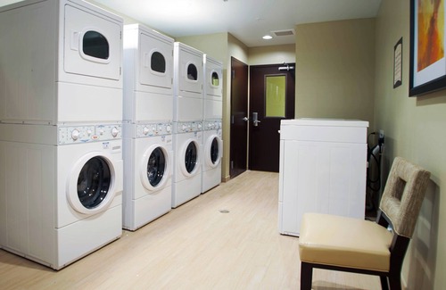 Northfield Apartment | King Suite. Free Breakfast Buffet. Pool & Gym Access. Amazing Location!