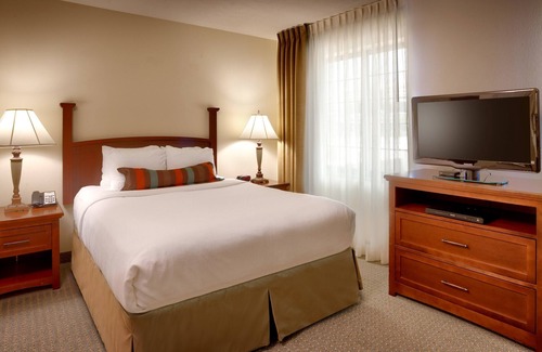 West Omaha Condo | King Suite. Free Breakfast. Pool & Hot Tub. Close to the Nebraska Medical Center!