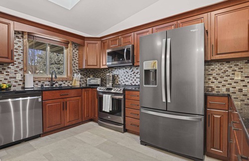 Sun Prairie House | King Suite - Game Room - Large Groups - Yard
