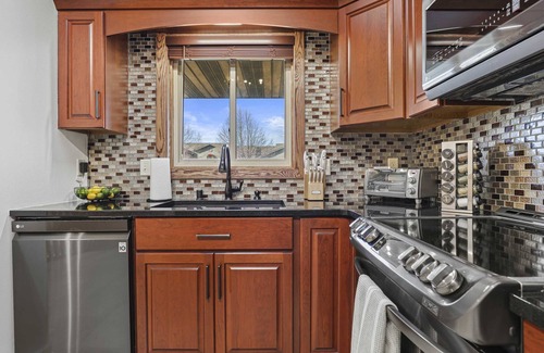 Sun Prairie House | King Suite - Game Room - Large Groups - Yard