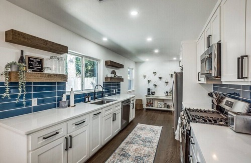 Dallas House | King Suite + Game Room | 15 Mins From Everything!