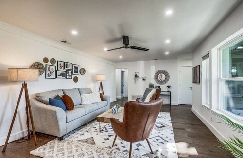 Dallas House | King Suite + Game Room | 15 Mins From Everything!