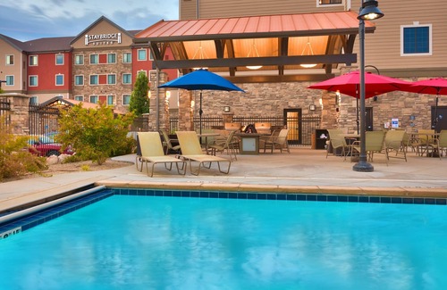 Midvale Condo | King Suite | Heated Pool & Hot Tub. Free Breakfast Buffet. Great for Business Travelers!
