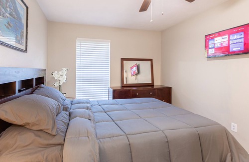 Nassau Bay House | King Suite, Hot Tub, NASA, Kemah, Beach, Yard, Fun