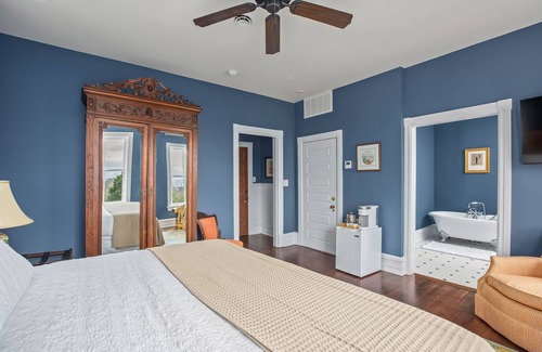 Winston - Salem Bed & Breakfast | King Suite in Boutique Inn