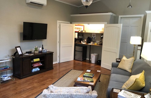 Highlands Apartment | King Suite in Highlands Close to town