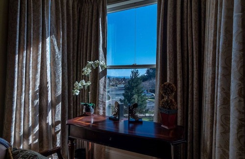 Salinas House | KING SUITE MINS MONTEREY CARMEL