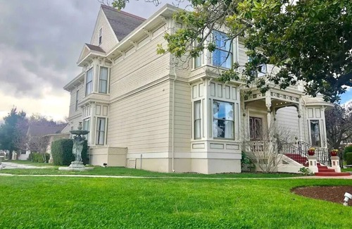 Salinas House | KING SUITE MINS MONTEREY CARMEL