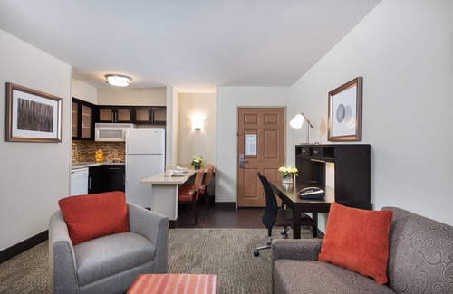 Chantilly Condo | King Suite Near IAD | Free Breakfast + Shuttle to Airport + Corporate Area