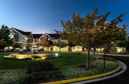 Chantilly Condo | King Suite Near IAD | Free Breakfast + Shuttle to Airport + Corporate Area