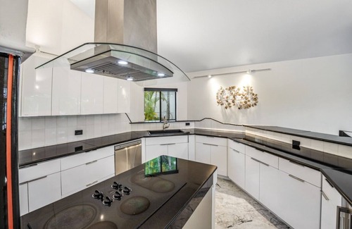 Kailua Villa | King Suite Oasis: Unwind with Jacuzzi & Bay Views (Unit B)