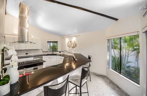 Kailua Villa | King Suite Oasis: Unwind with Jacuzzi & Bay Views (Unit B)