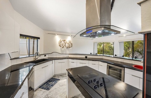 Kailua Villa | King Suite Oasis: Unwind with Jacuzzi & Bay Views (Unit B)