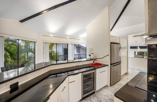 Kaneohe Villa | King Suite Oasis: Unwind with Jacuzzi & Bay Views (Unit B)n