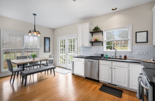 Northwest Raleigh House | King Suite | Office Space | Fenced Backyard | TVs