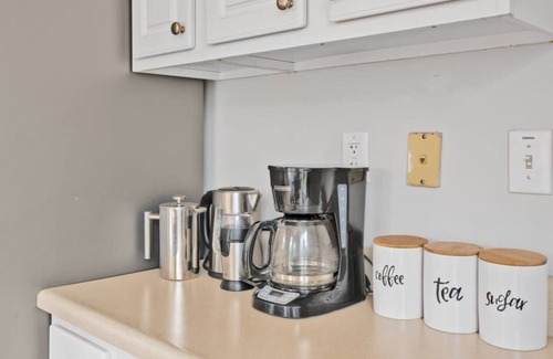 Northwest Raleigh House | King Suite | Office Space | Fenced Backyard | TVs