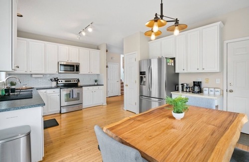 Northwest Raleigh House | King Suite | Office Space | Fenced Backyard | TVs
