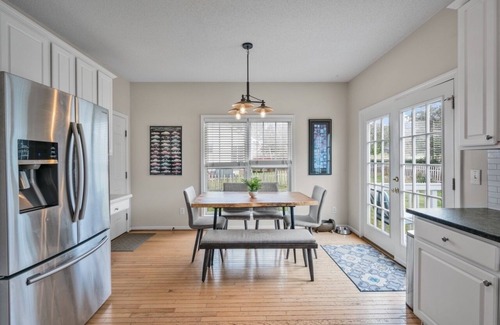 Northwest Raleigh House | King Suite | Office Space | Fenced Backyard | TVs