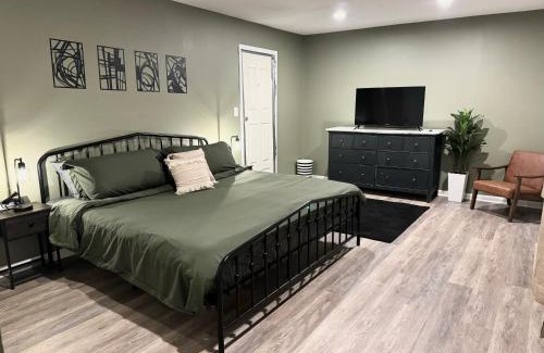 Jonesboro House | King Suite - Private Entrance - Hot Tub - Game Room