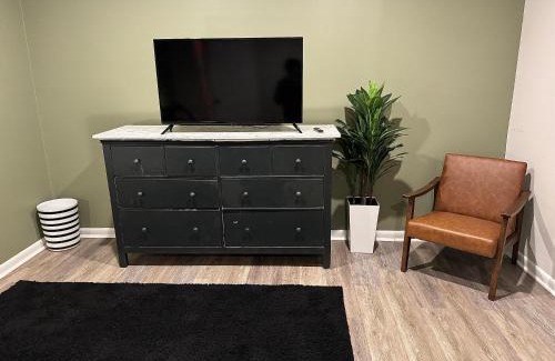 Jonesboro House | King Suite - Private Entrance - Hot Tub - Game Room