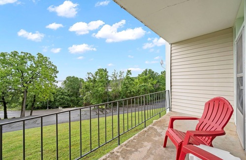 Indian Point Condo | King Suite Retreat on Table Rock Lake | Swim-Up Bar, Marina & More!