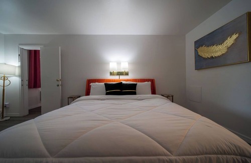 Eureka Springs Historic District Resort | King Suite Room #17 at GloryDayz