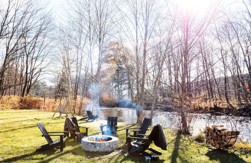 Stowe Area Hotel | King Suite | Tälta Lodge, a Bluebird by Lark | Recreation Path & River Access