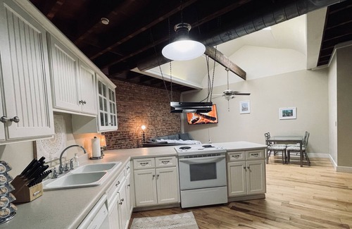 Abbeville Condo | King Suite- The Lofts at Court Square