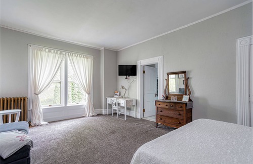 Towanda Bed & Breakfast | King Suite w/ Bath - Hatch House B&B