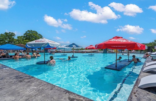 Indian Point Condo | King Suite w/Lakeview | Swim-Up Bar & Marina Access, Tiki Bar & Pet Friendly!