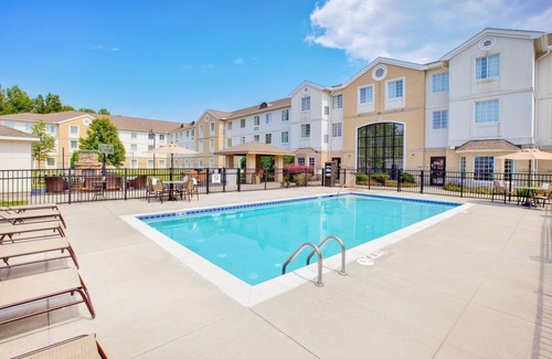 Mayfield Heights Condo | King Suite with a Jacuzzi Tub | 24-Hour Business Center, Fitness Center + Free Daily Breakfast