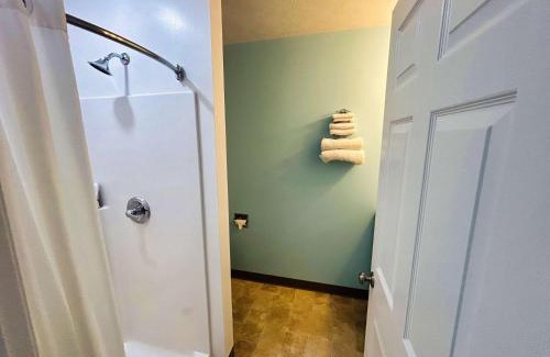 Lake City Hotel | King suite with Lake View
