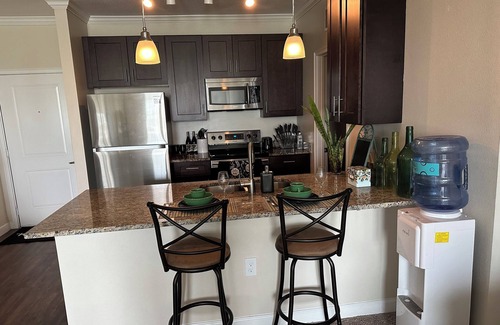 Azalea Park Apartment | King suite with pool and private balcony